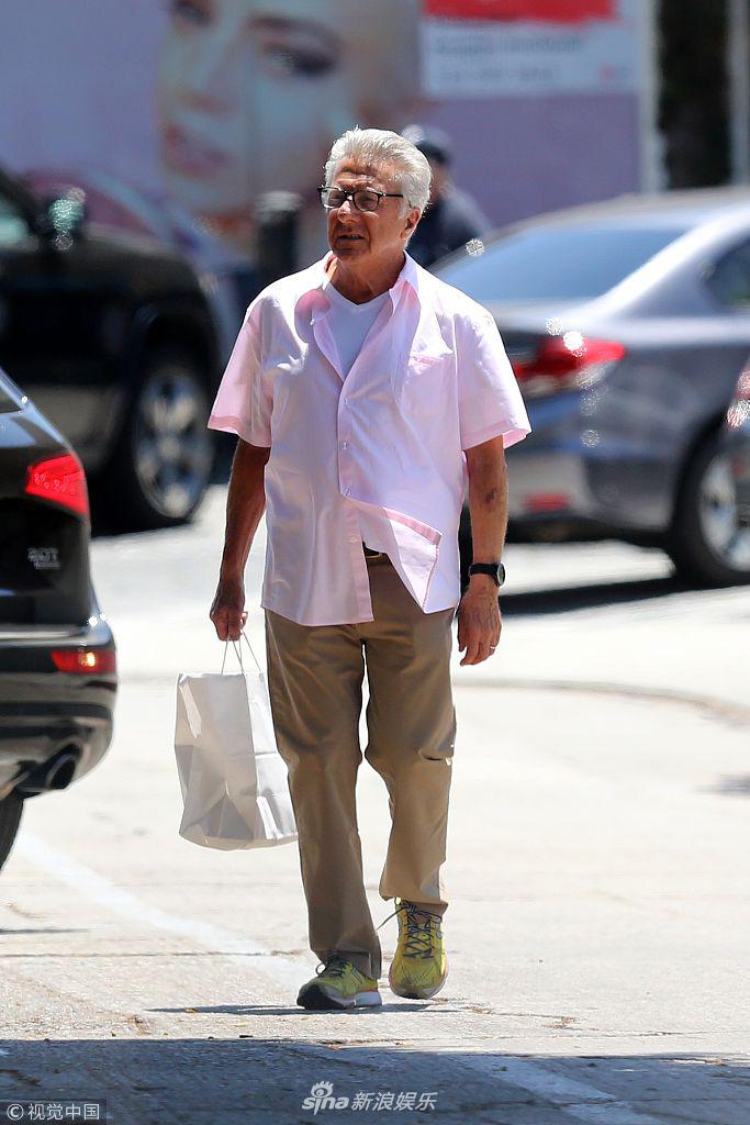 组图:霍夫曼穿"闷骚粉" 衬衫 手拎纸兜毫无星范儿似邻家爷爷