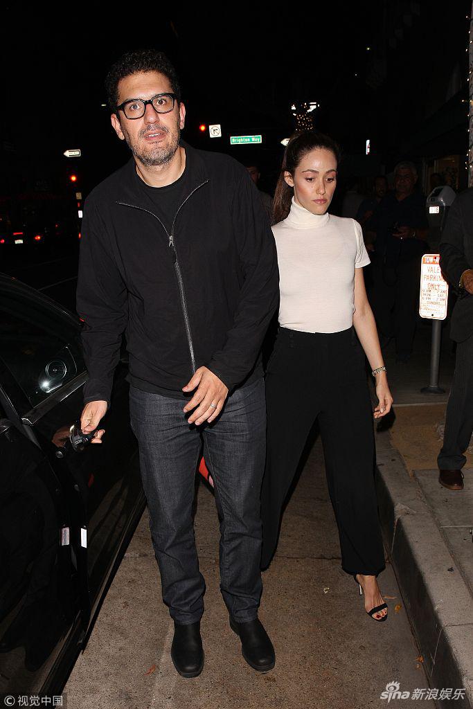 组图:艾米·罗森和老公手牵手秀恩爱 获开车门表情傲娇高冷