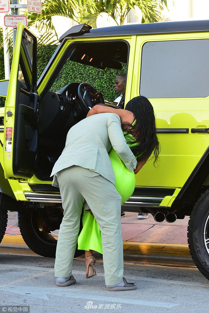 组图:金·卡戴珊上下车被"侃爷"公主抱 裹荧光绿皮裙吃冰淇淋