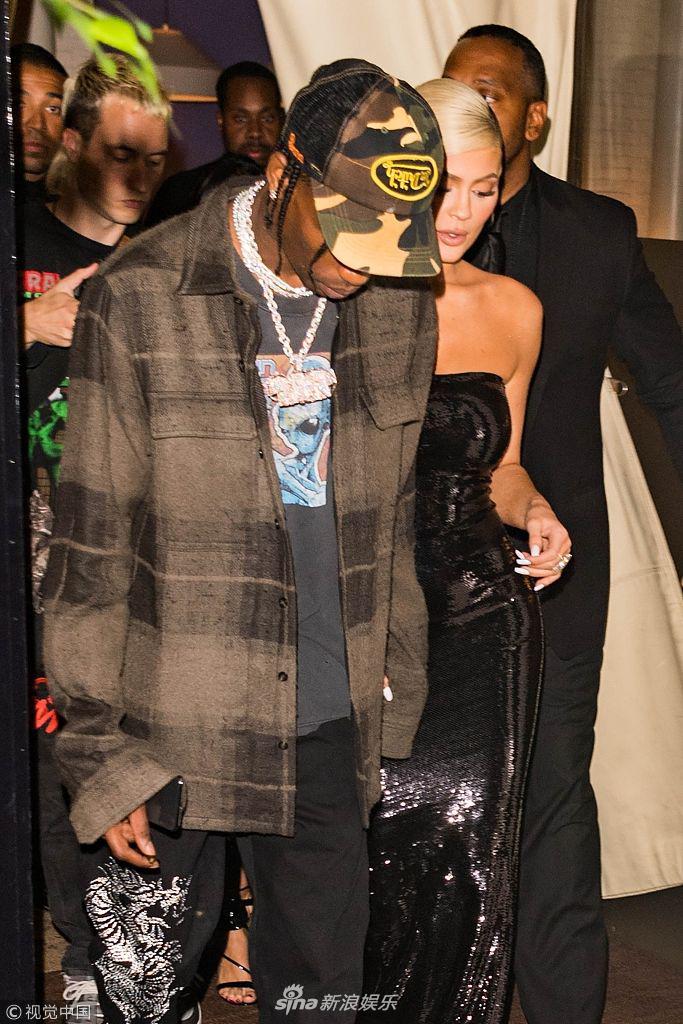 组图:"金小妹"凯莉·詹娜秀香肩 获男友斯科特握双手护送上车