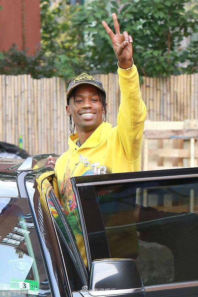 组图:"金小妹"男友斯科特嘻哈装玩手机 比v贡献"表情包"_高清图集