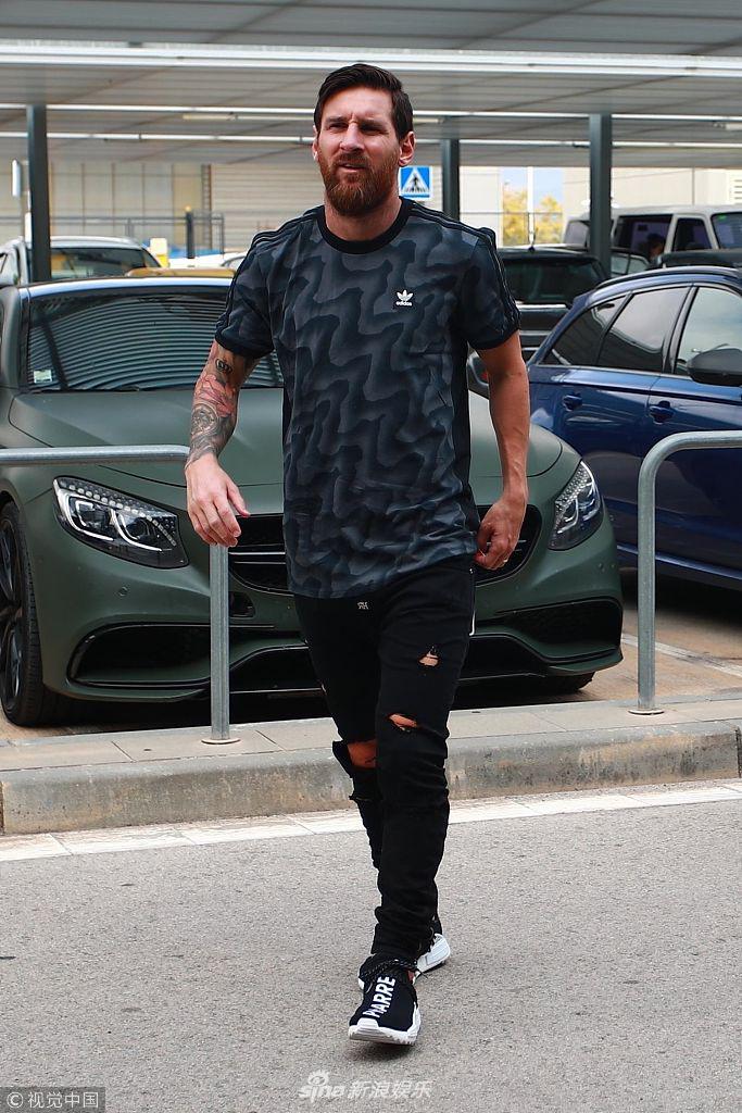 组图:梅西穿破洞裤蓄大胡子特立独行 机场遇美女粉丝耐心签名