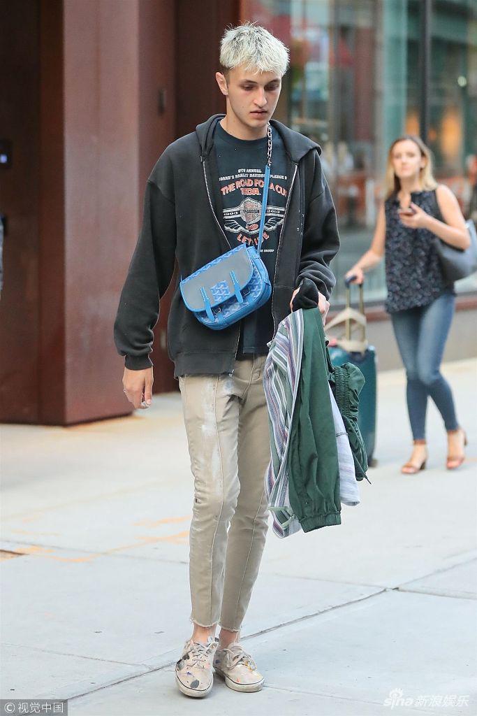 组图:安瓦尔·哈迪德出街大长腿抢镜 表情凝重似心情不好