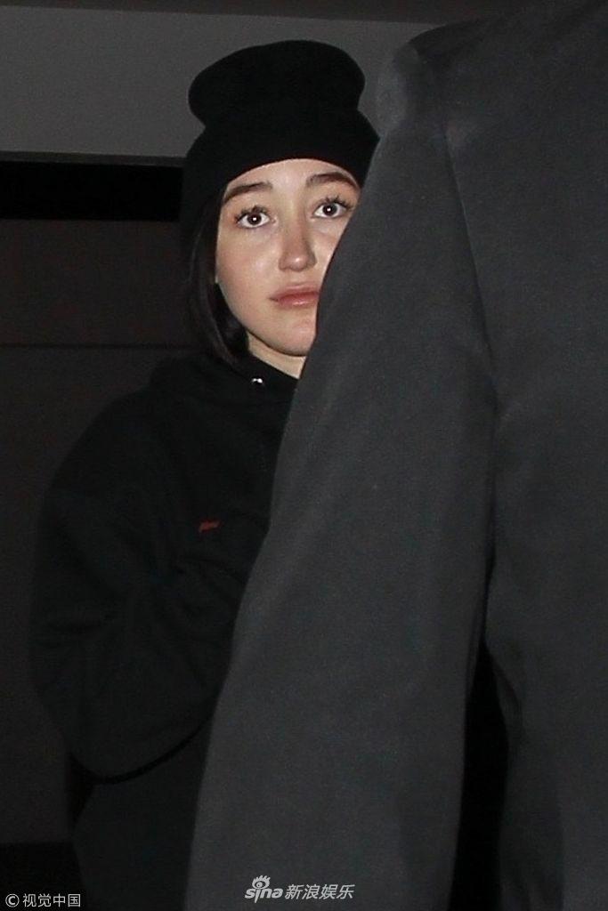 组图:诺雅·塞勒斯穿黑装低调约会神秘男 一路挡脸疾走恐被拍