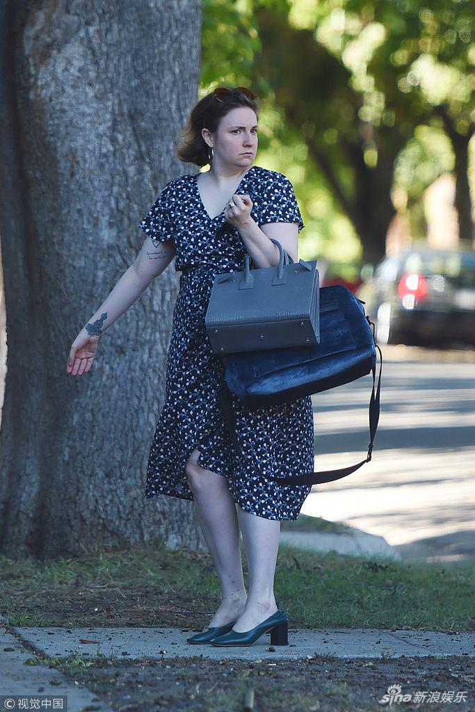 组图:莉娜·杜汉姆休闲出镜无星范 身材臃肿手臂浑圆似大妈