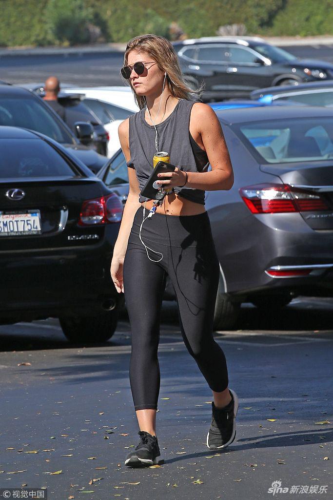 组图:肖娜黑色紧身衣秀完美身材 肌肉紧实黑超遮面酷劲十足