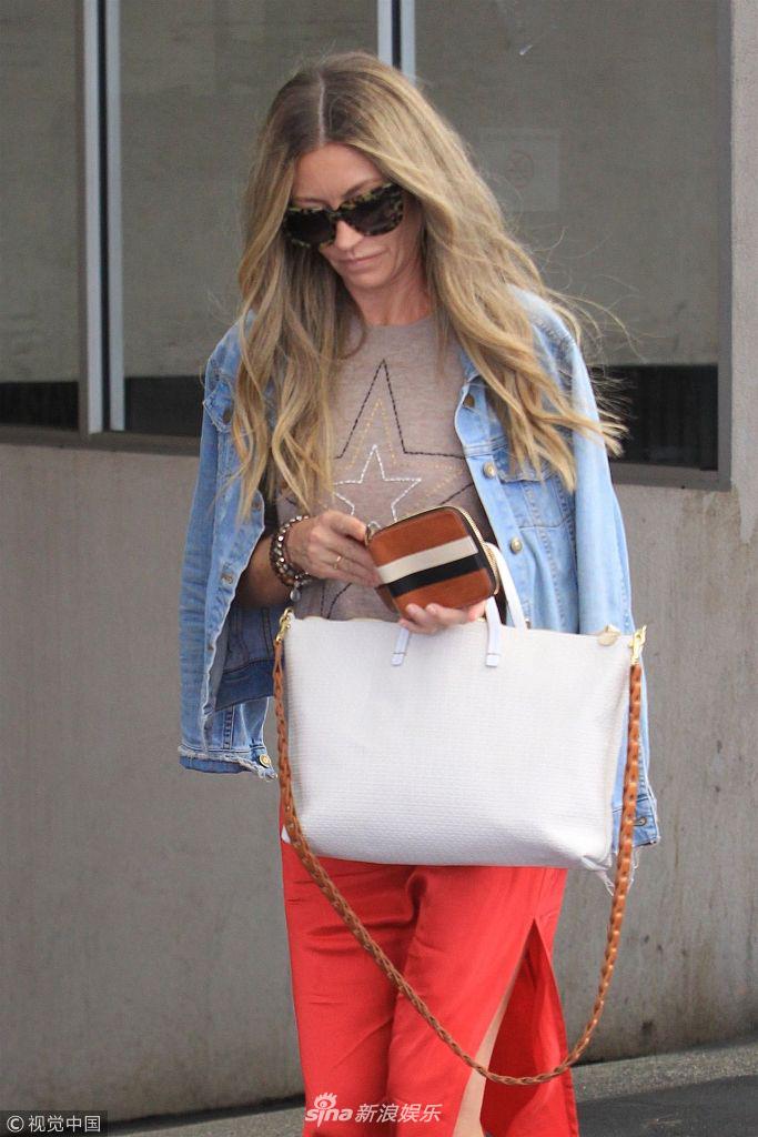 组图:吕蓓卡·盖哈特红裙出街减龄有型 小腹突出似怀第三胎