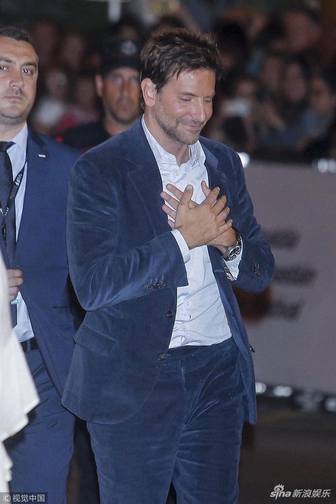 组图:布莱德利·库珀穿蓝色西装手捂胸口似祈祷 露迷人笑容