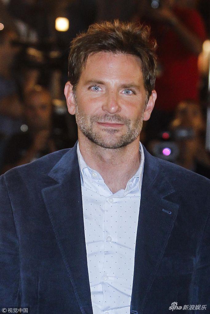 新浪娱乐讯 当地时间2018年9月28日,西班牙,布莱德利·库珀(bradley