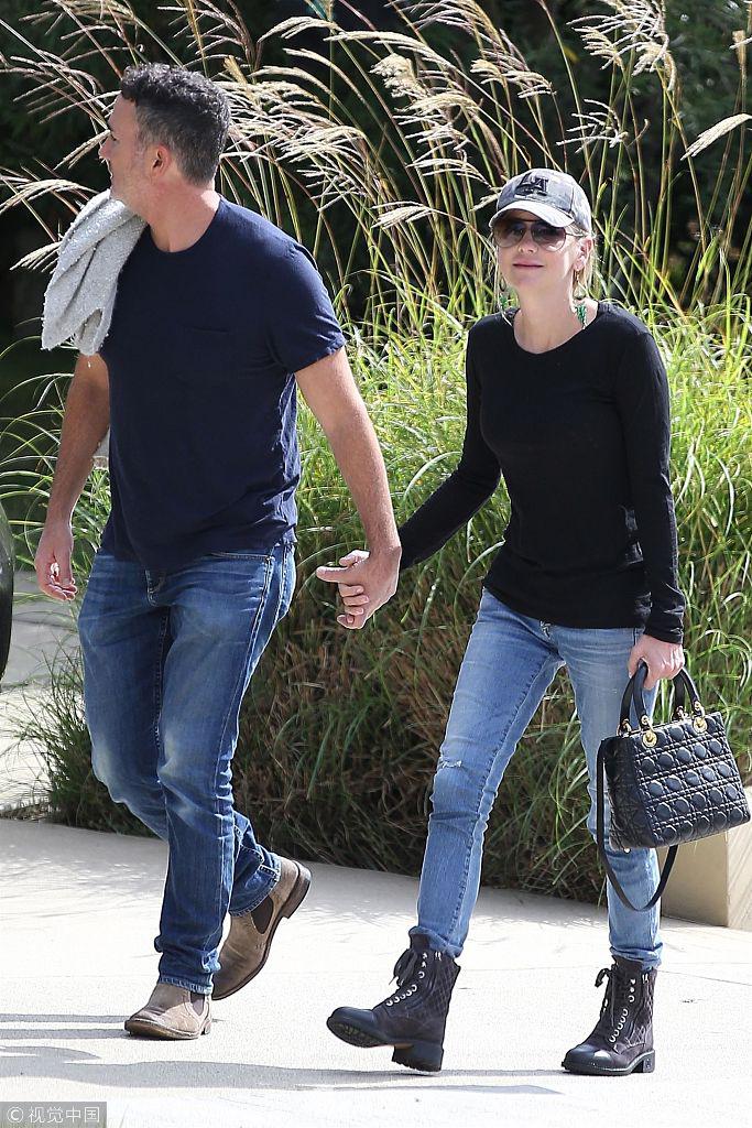 法瑞丝(anna farris)和男友米歇尔·巴雷特(micheal barrett)现身街头