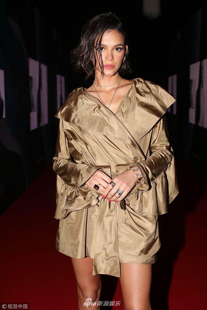 组图:内马尔女友布鲁娜金装锁骨迷人 回眸娇笑凹造型肌肉腿抢镜