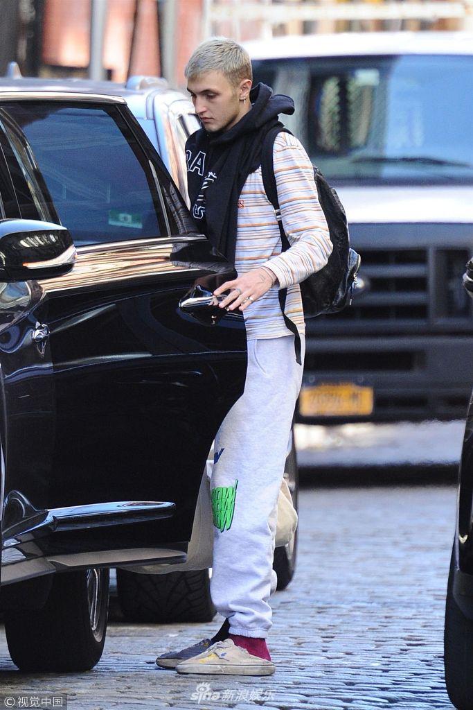 当地时间2018年10月25日,纽约,安瓦尔·哈迪德 (anwar hadid) 独自