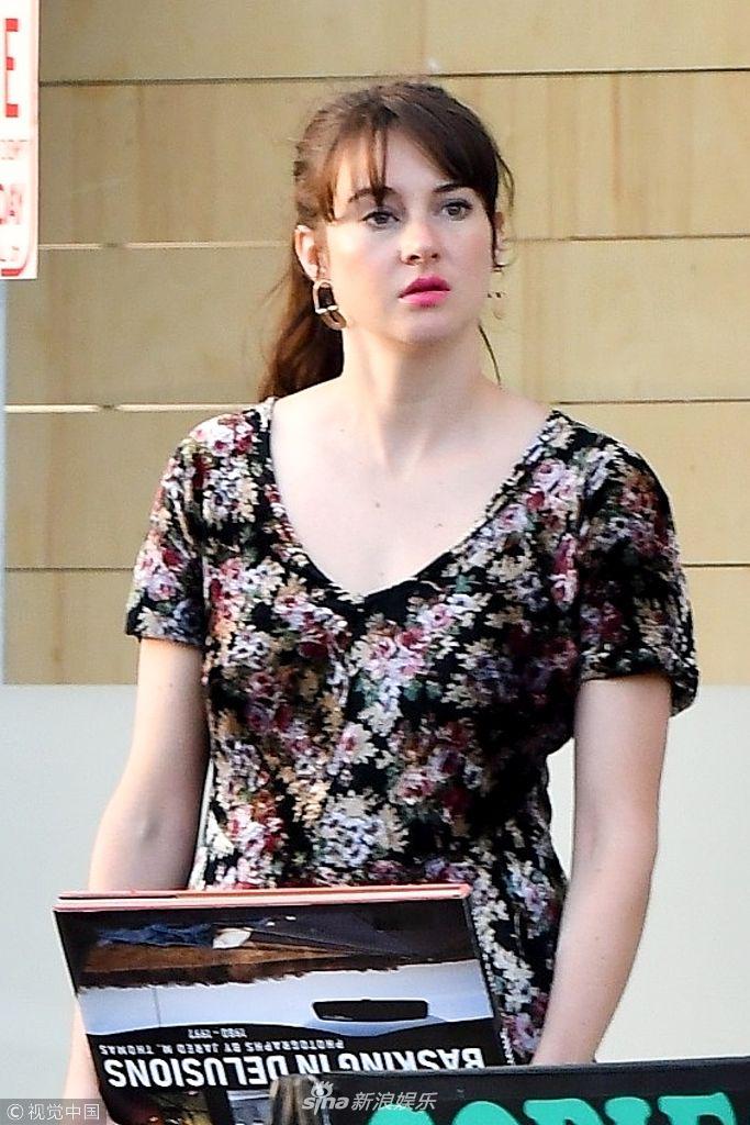 组图:谢琳·伍德蕾现身街头筹备新戏 碎花连衣裙显别样气质