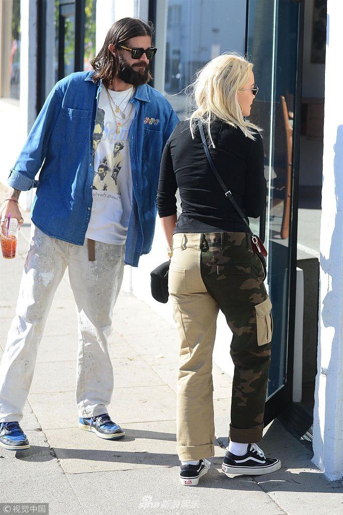 当地时间2018年11月14日,美国西好莱坞市,瑞塔·奥拉(rita ora)与男友