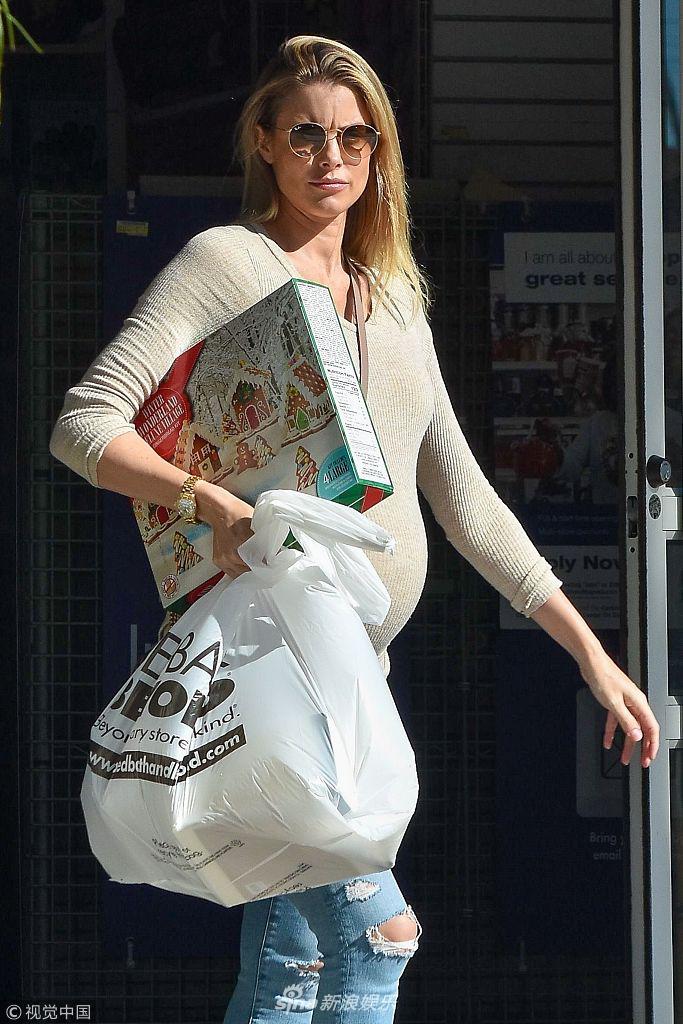 组图:佩吉休闲装扮挺孕肚忙购物 单手抱盒拎袋"女子力"超强
