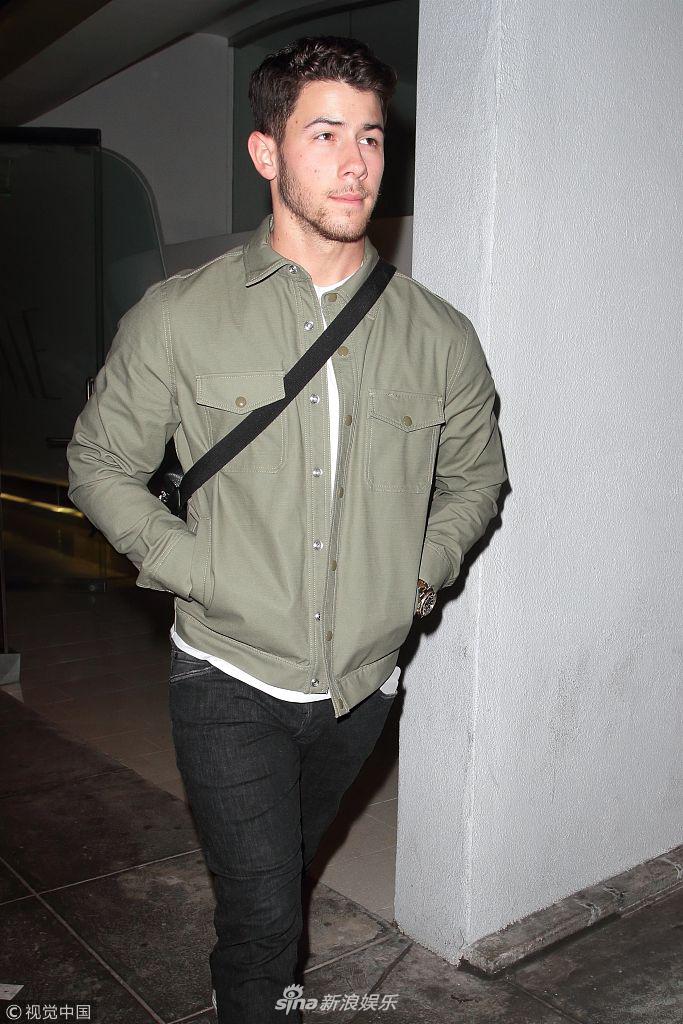 组图:尼克·乔纳斯夹克现"五五分"身材 眉眼深邃自带小忧郁
