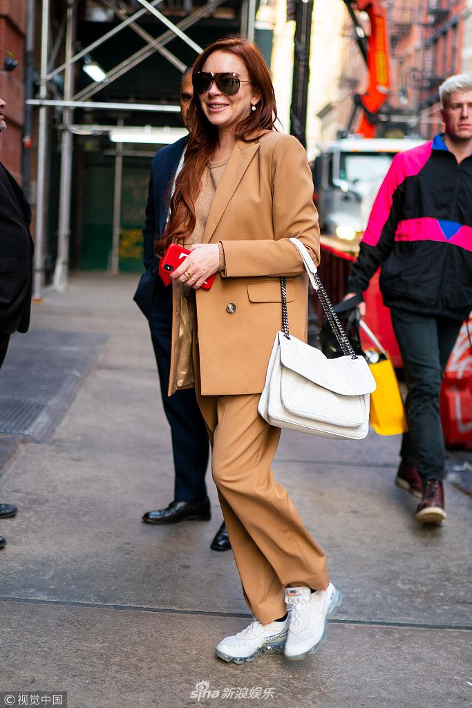 组图林赛罗韩黑超遮面不忘甜笑休闲西装搭运动鞋造型吸睛