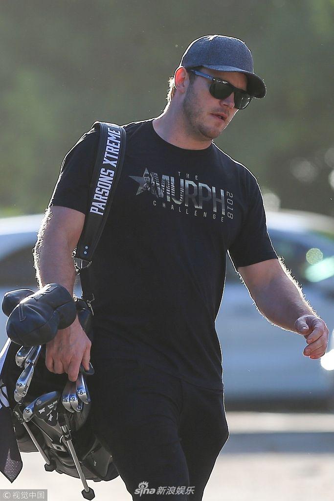 组图:"星爵"打高尔夫球身姿矫健 全黑lookman味爆棚