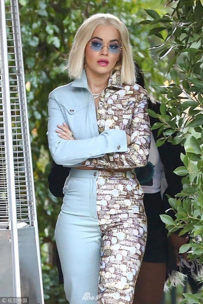 组图:瑞塔·奥拉穿拼接套装秀小蛮腰 金发红唇时尚干练御姐范_高清图