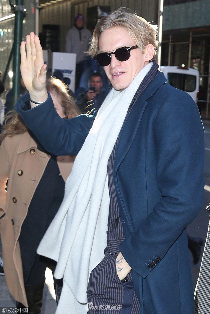 组图:吉吉旧爱科迪穿大衣玩转复古时尚 黑超加持挥手