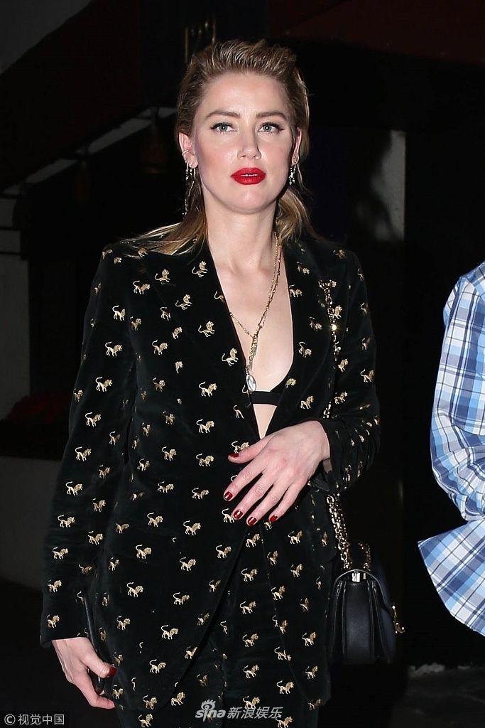 组图:"海后"艾梅柏低胸西装配红唇 与神秘男共进晚餐