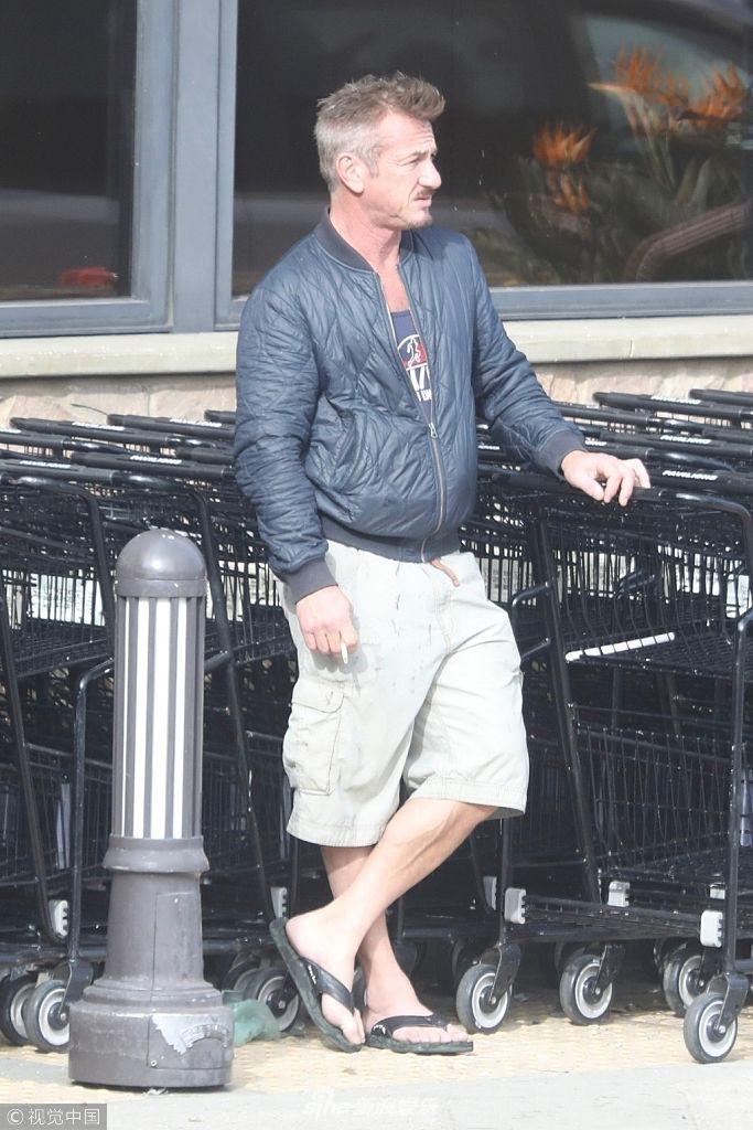 组图:西恩·潘穿"懒汉脱鞋"随性出街 吞云吐雾痞气十足