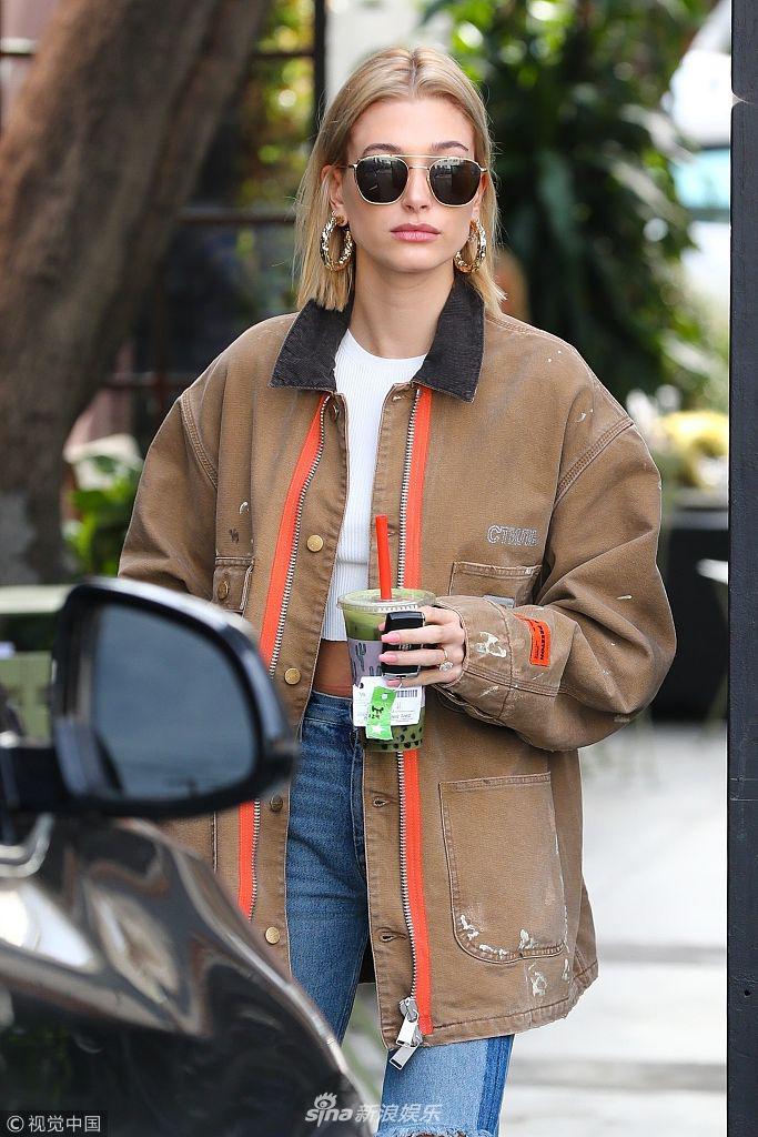 组图:海莉被网友批虐待动物 穿破洞裤棕夹克穿搭好似装修工