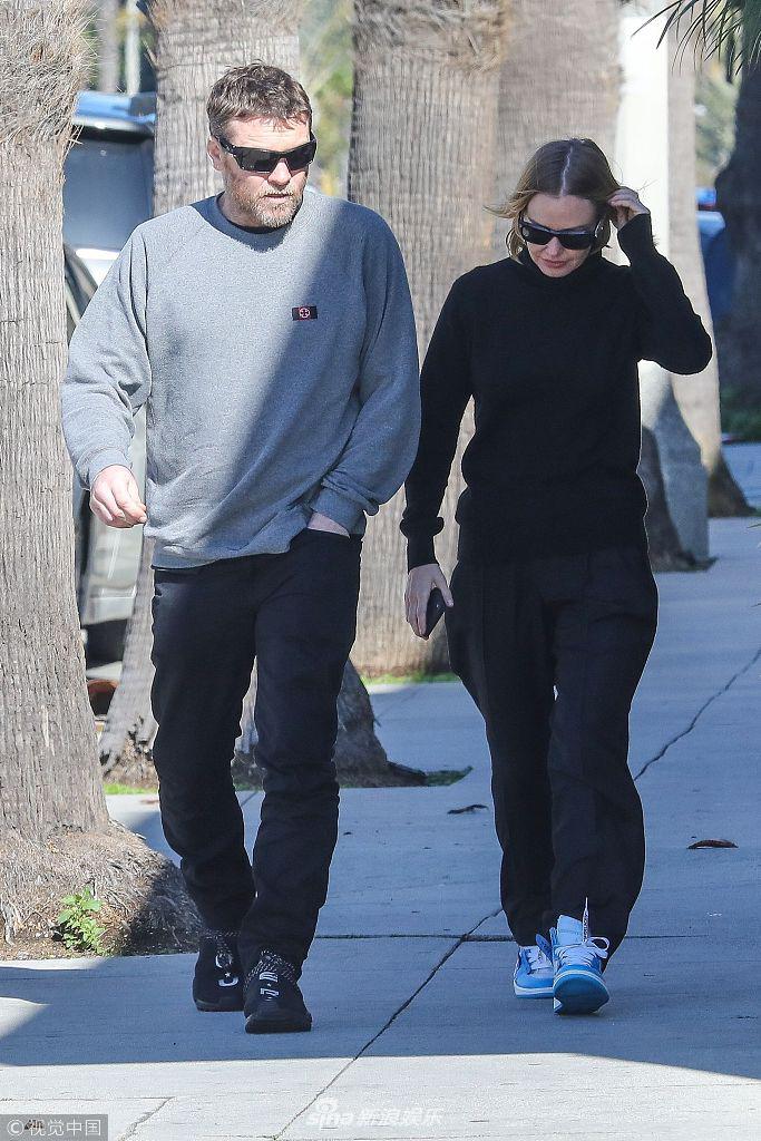 圣莫妮卡,萨姆·沃辛顿(sam worthington)和妻子(lara bingle) 一起