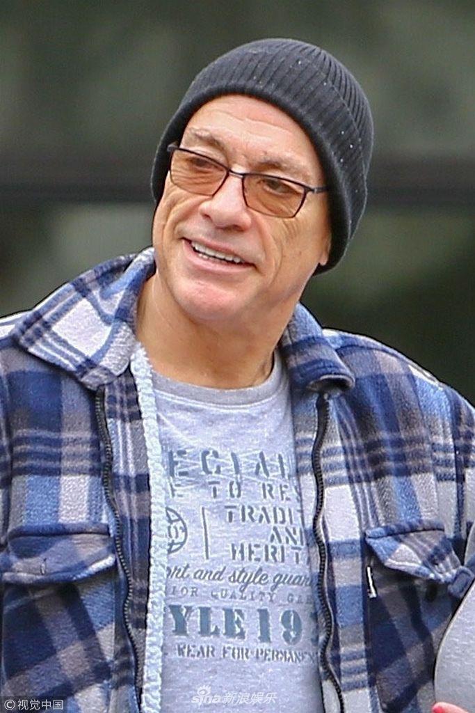 组图:尚格·云顿与粉丝合影亲和力十足 儿子高大帅气继承好基因