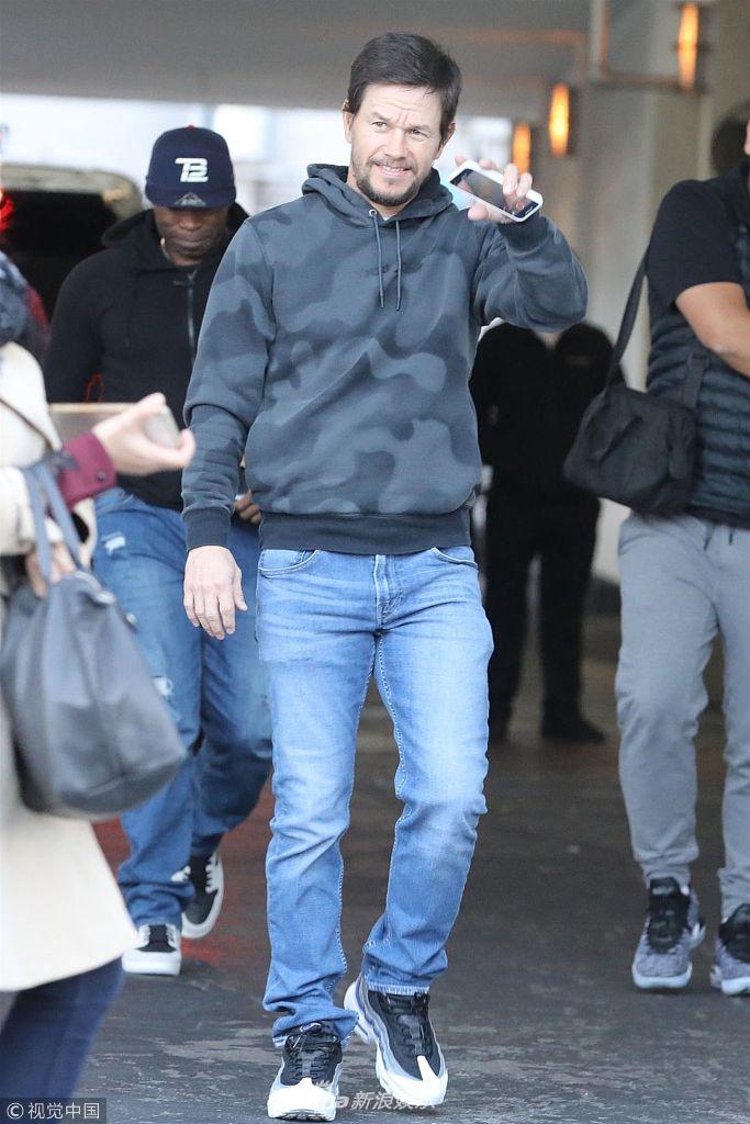 组图:马克·沃尔伯格对镜头打招呼 卫衣搭牛仔裤随性简约