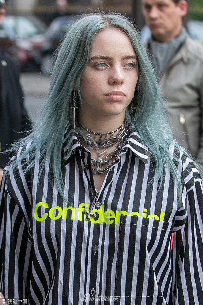 组图:"丧脸"歌手比莉·艾利什出街 穿病号服挑染绿发造型大胆