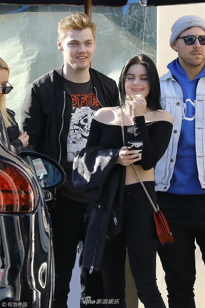 24日,加利福尼亚,阿芮尔·温特(ariel winter)和男友列维·米登(levi