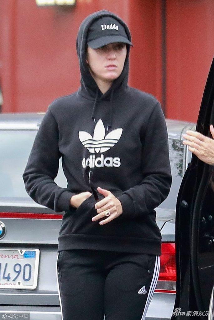 组图凯蒂佩里订婚后专注秀钻戒独自外出素颜用帽衫遮挡