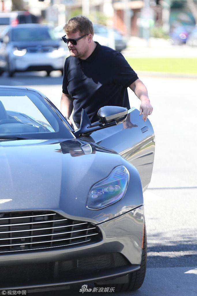 组图:詹姆斯·柯登开豪车带娃出街 小正太活泼可爱又萌又帅