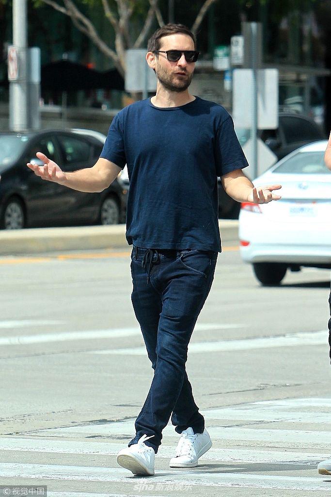 组图:"蜘蛛侠"托比·马奎尔与友人散步 谈吐大方肢体语言丰富