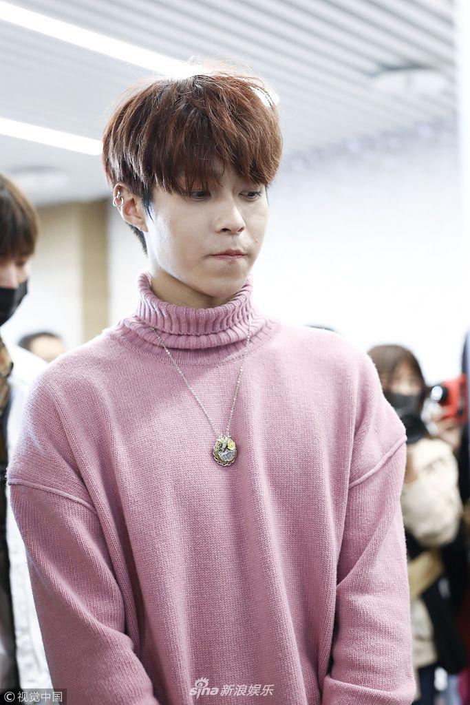 组图:岳明辉穿粉色毛衣可盐可甜 举止乖巧笑容腼腆萌