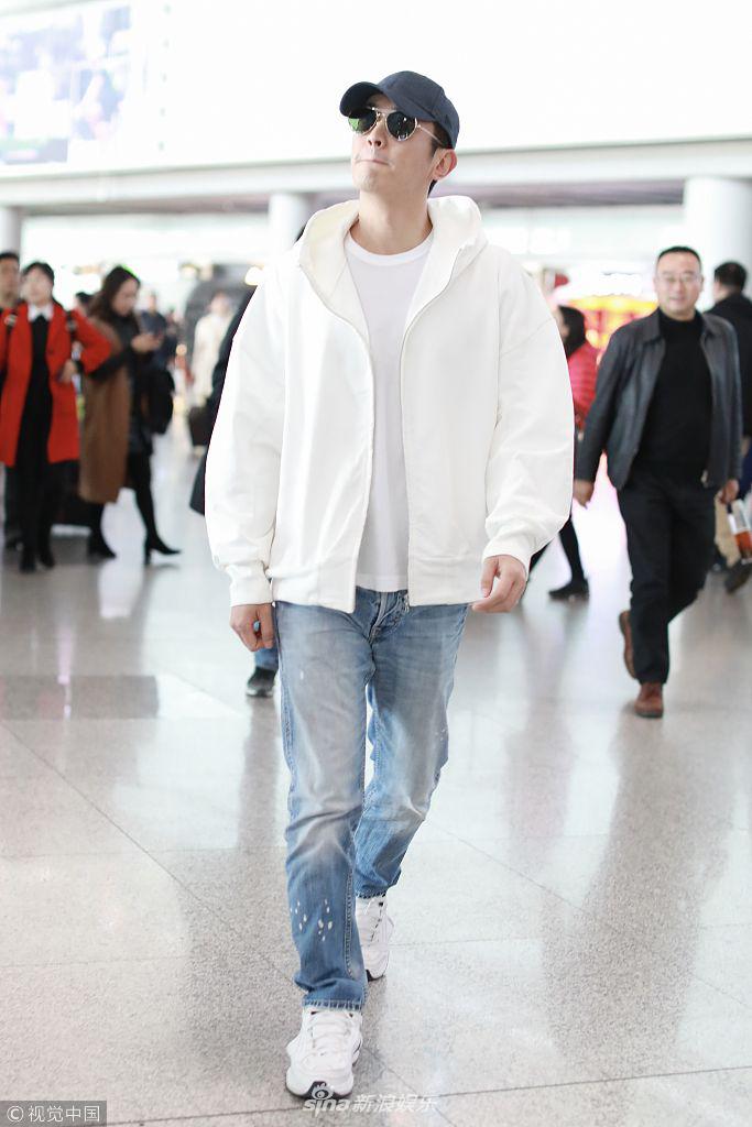 组图杜江45度角仰望天空凹造型机场清爽白衣配牛仔裤颜值吸睛