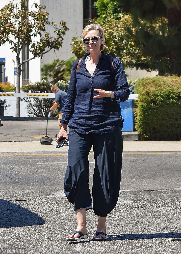 组图:简·林奇穿皱皱巴巴宽松装显随性 对镜头招手心情靓