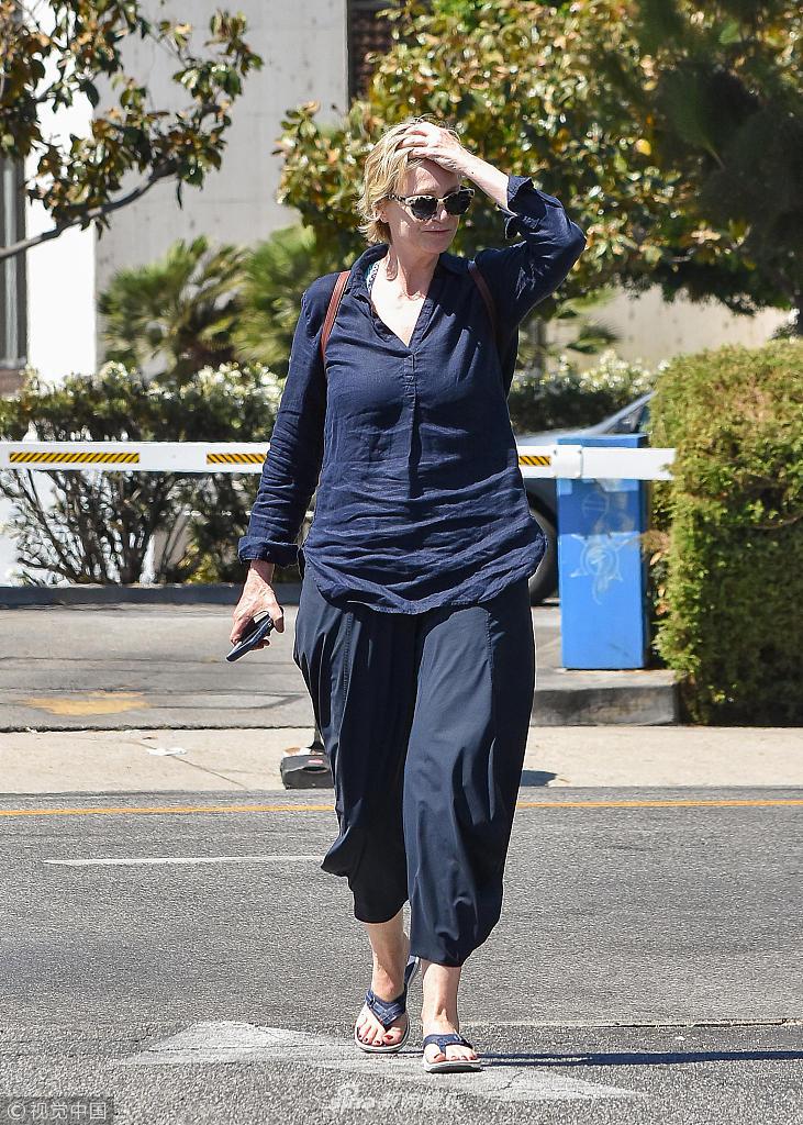 新浪娱乐讯 当地时间2018年7月23日,美国洛杉矶,简·林奇现身街头.