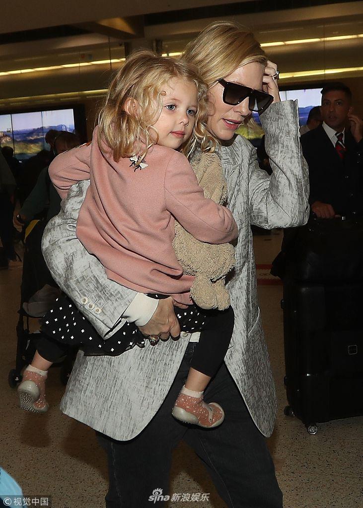 组图:布兰切特怀里抱娃瞬变慈母 女宝金色卷发脸颊嘟嘟似天使