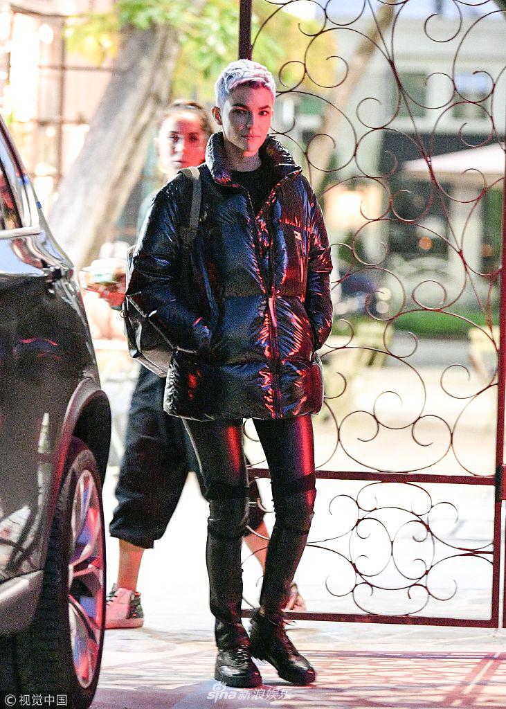 当地时间2019年1月18日,美国洛杉矶,鲁比·洛斯( ruby rose)现身发廊