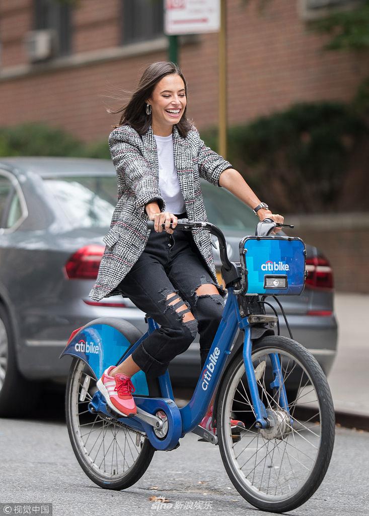 当地时间2018年11月9日,纽约,克洛伊·布里吉斯(chloe bridges)换多套