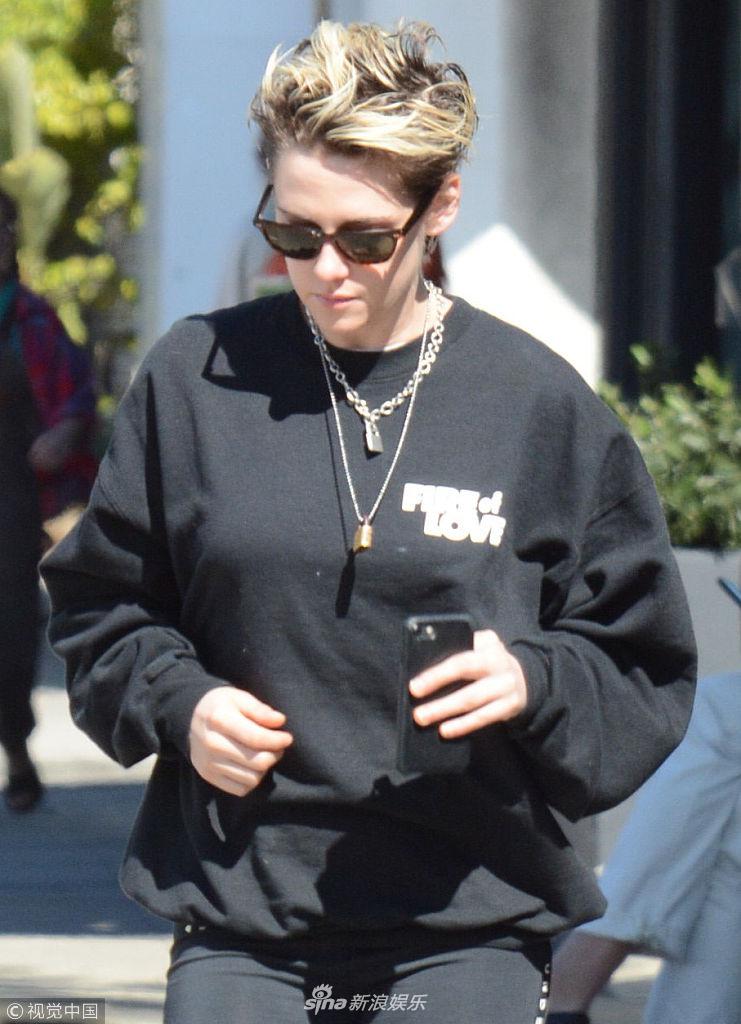 组图:克里斯汀得知老佛爷去世显悲伤 与女友街头散心神色不悦