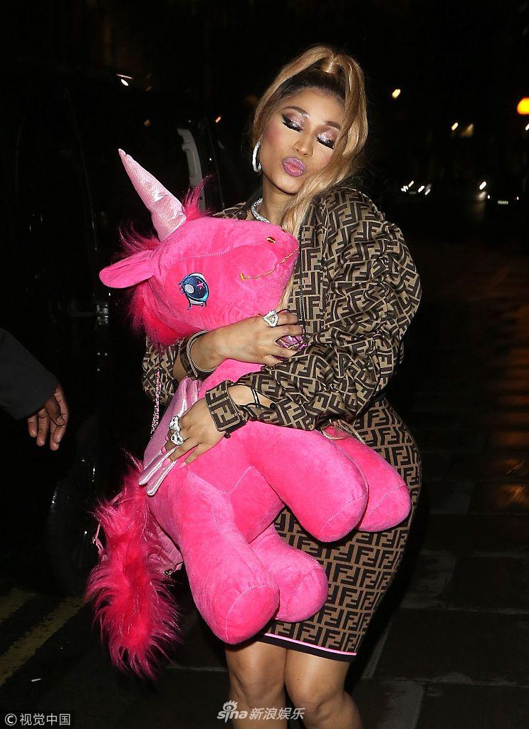 组图:"麻辣鸡"穿包臀短裙秀满身logo 抱粉嫩独角兽噘嘴凹造型