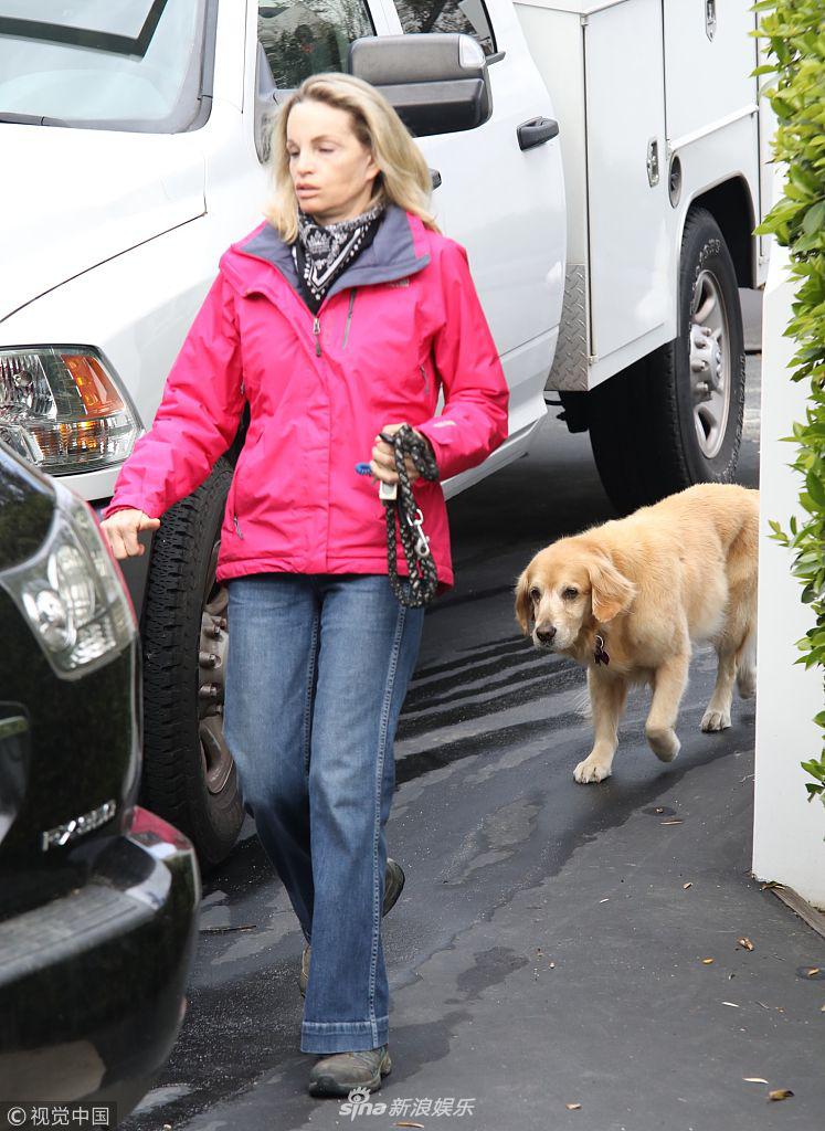 组图:被爆行贿入学丑闻洛莉·路格林街头遛狗 素颜现身心情低落
