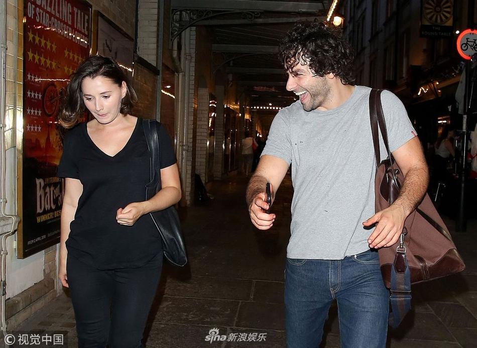 组图:艾丹·特纳与一女子大笑热聊 挎棕包大步流星