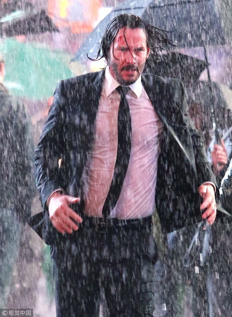 组图:基努·里维斯雨中大玩"湿身诱惑" 拍新片持枪追击凶犯