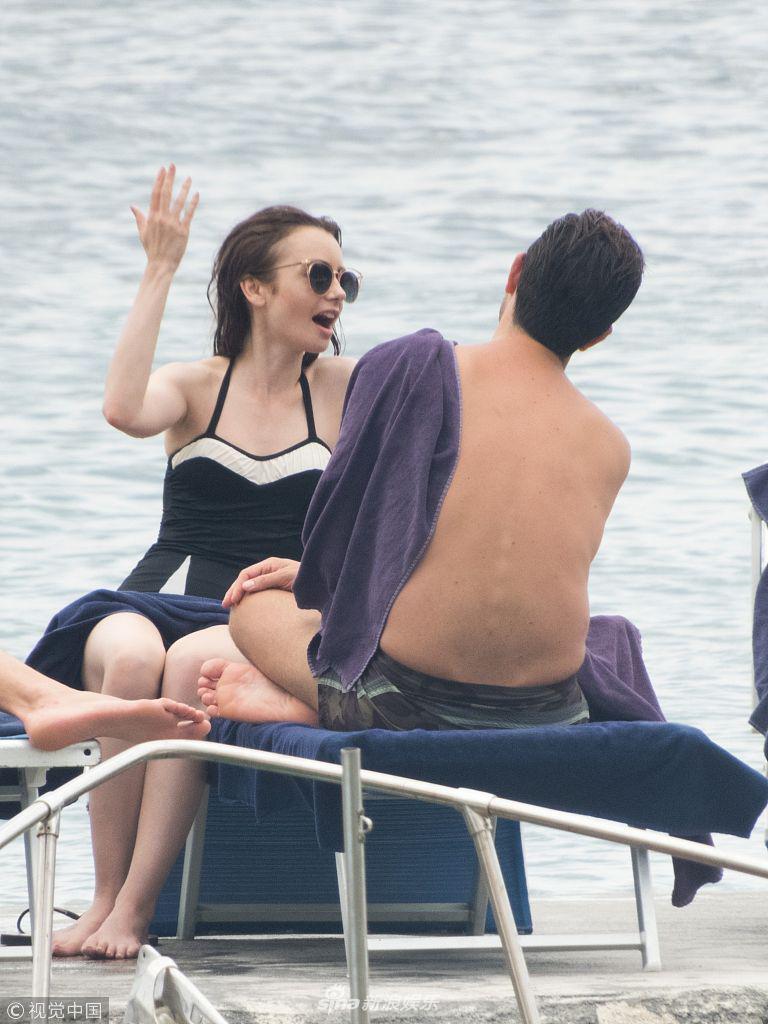 组图:莉莉·柯林斯穿比基尼玩"湿身"诱惑 和友人连说带比划