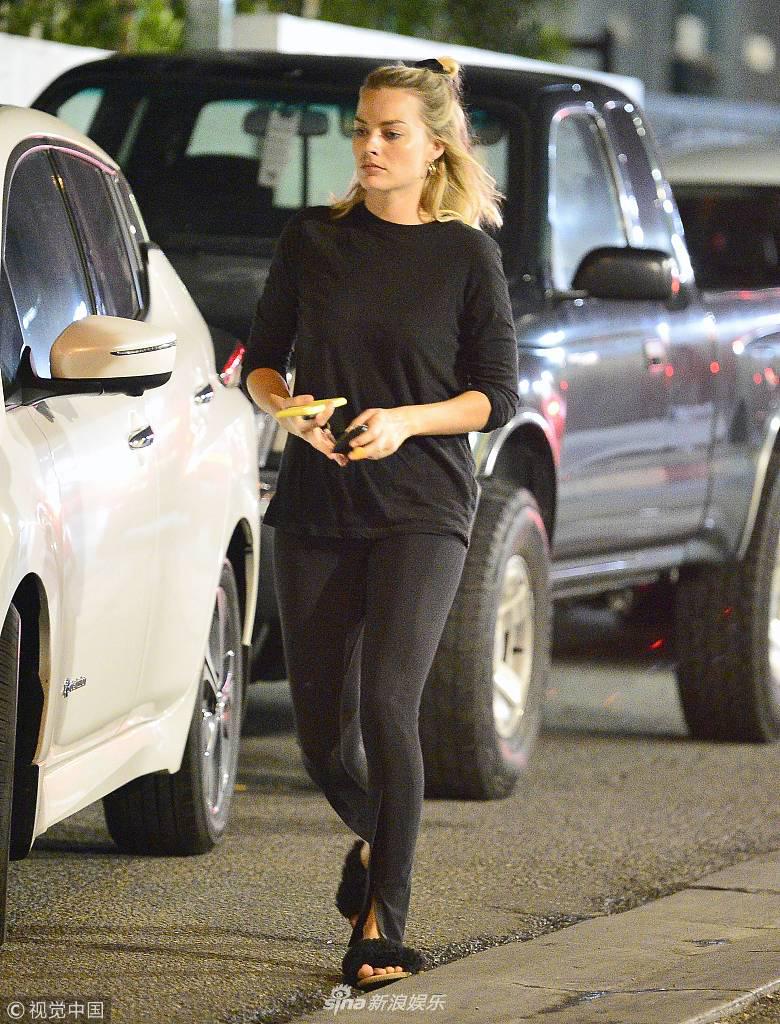 组图: 玛格特·罗比梳半丸子头素面朝天 踩毛毛拖鞋外带披萨