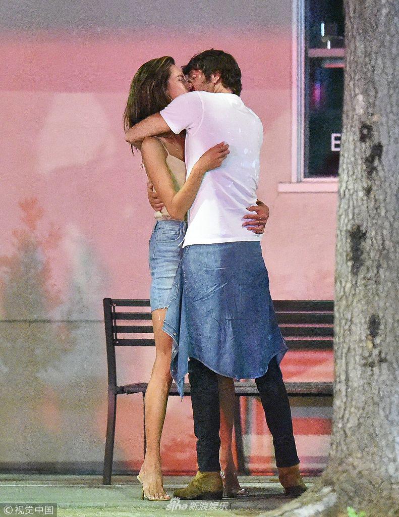 组图:恋情曝光!安布罗休与新欢浪漫约会 一路牵手亲吻似初恋